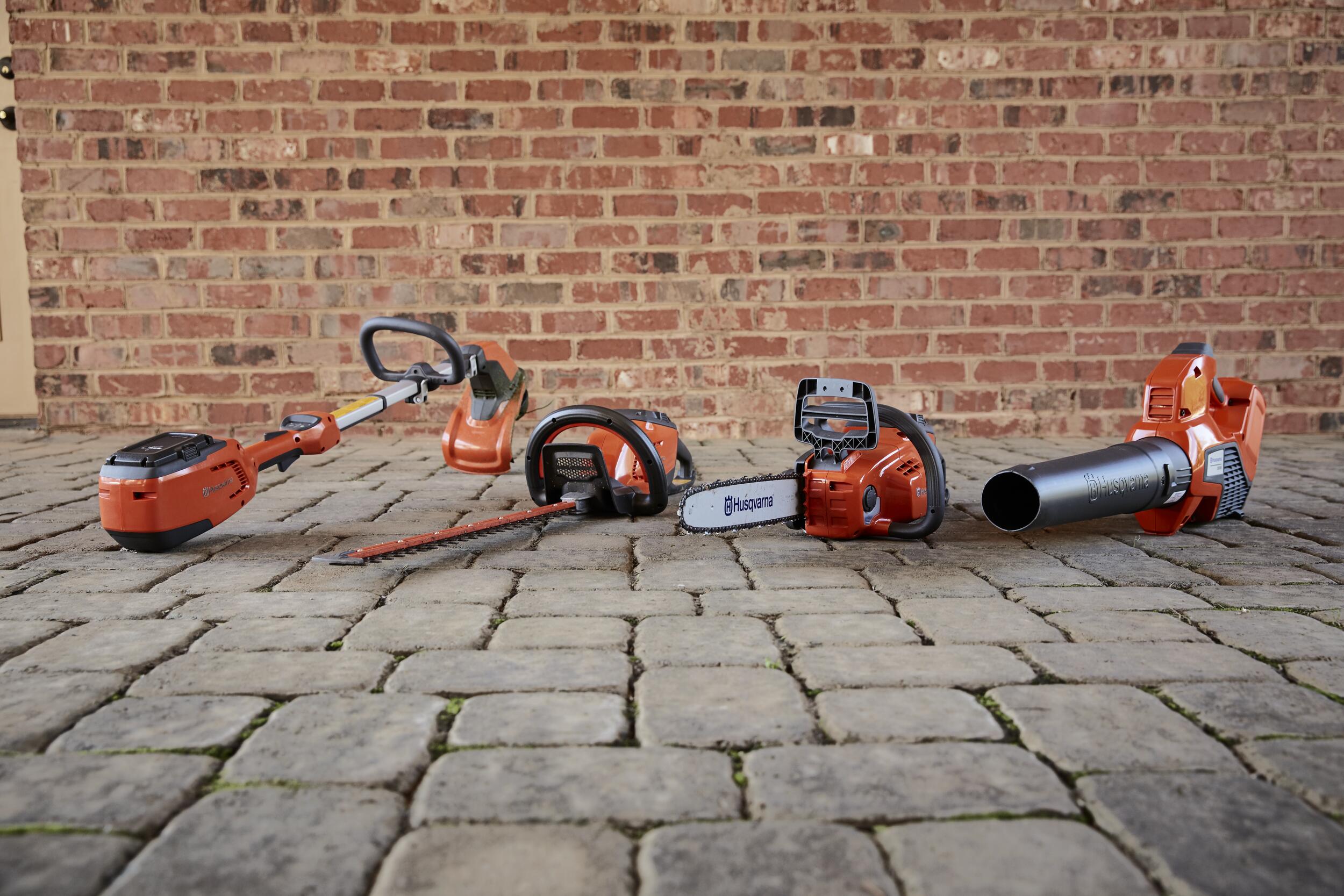 Husqvarna 120i cu acumulator și încărcător