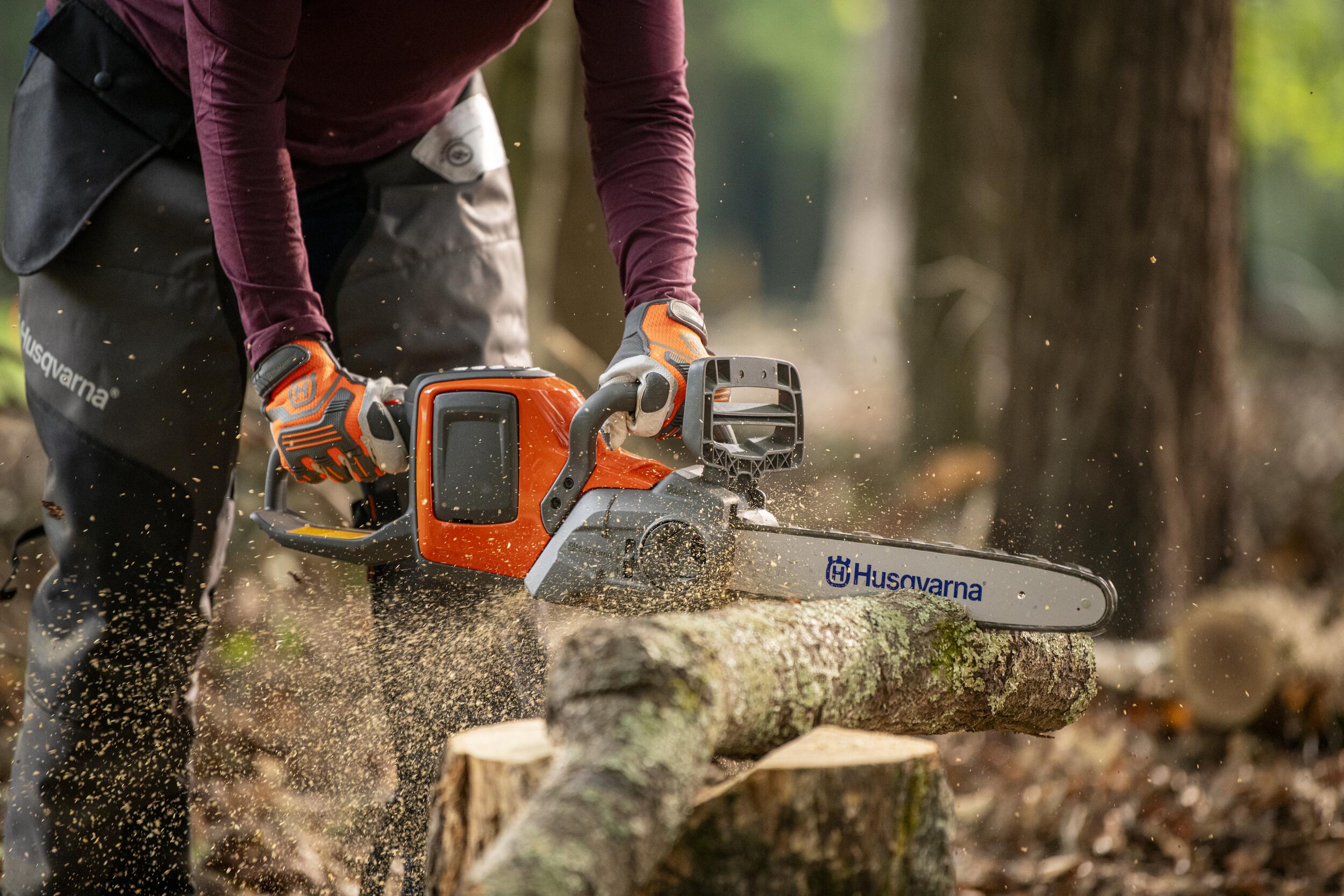 Husqvarna 225i cu acumulator și încărcător