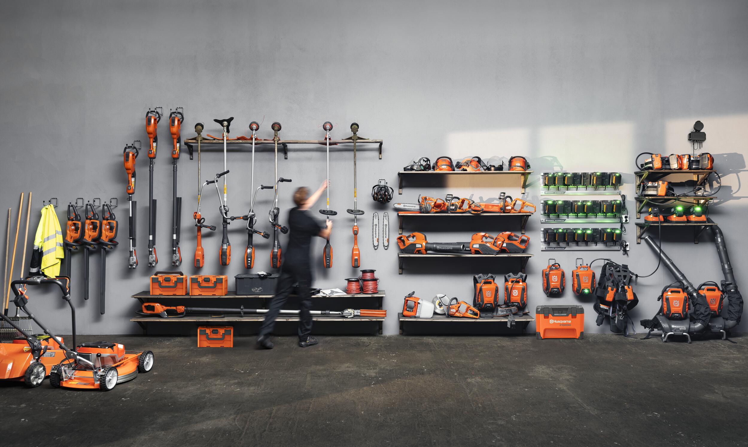 Husqvarna 225i cu acumulator și încărcător