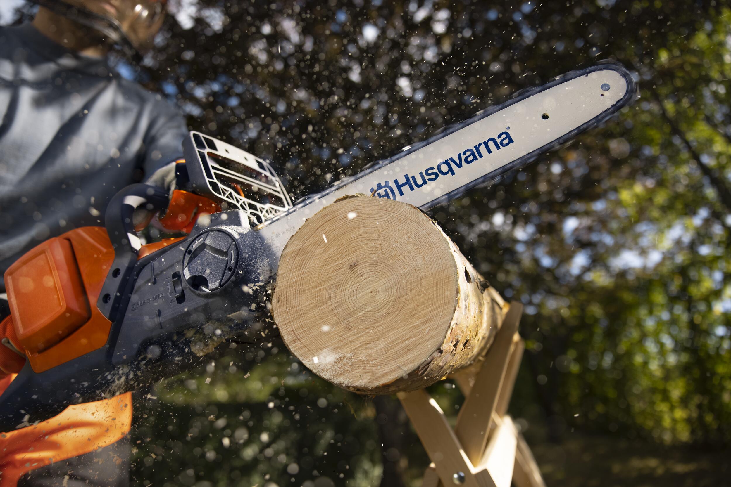 Husqvarna 240i​ cu acumulator și încărcător