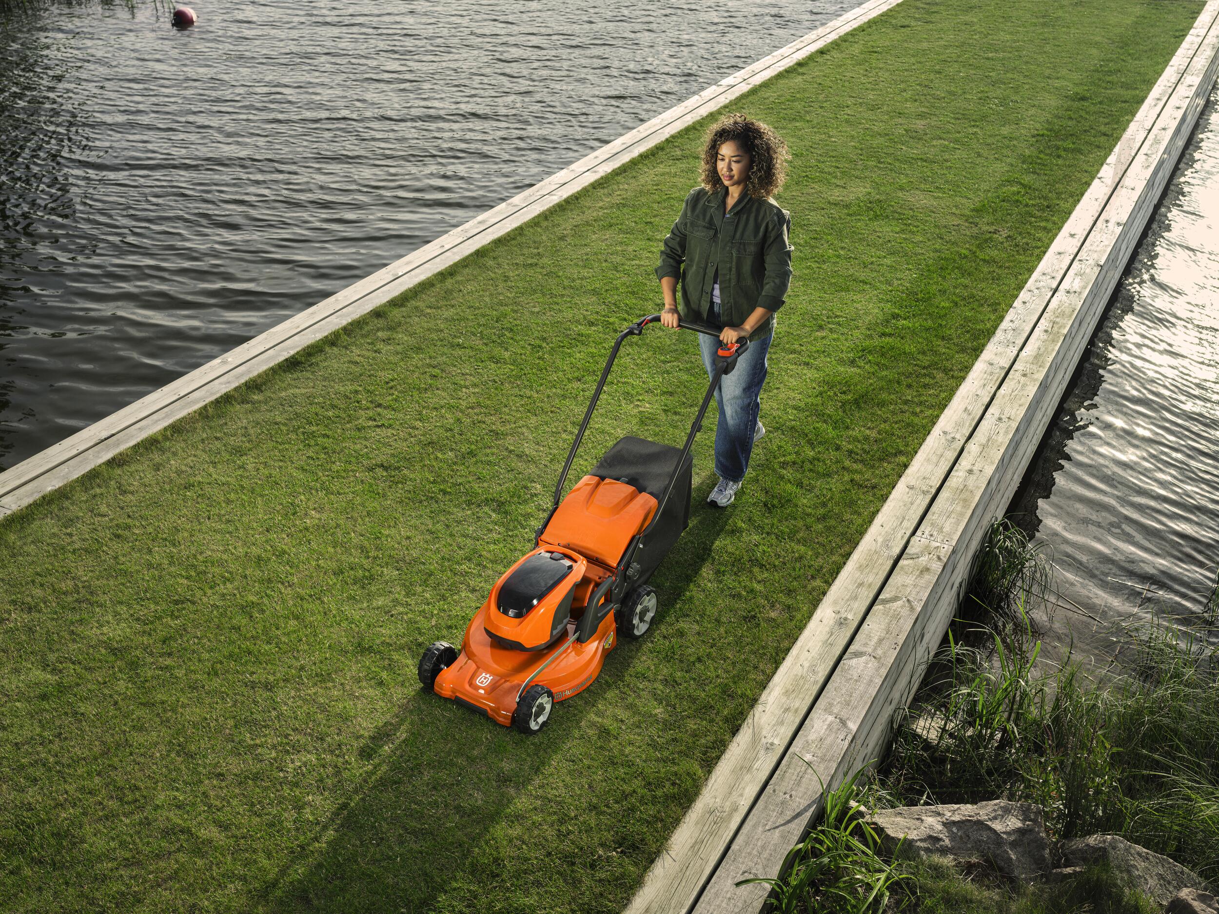 Husqvarna LC 247i (nu include acumulator și încărcător)