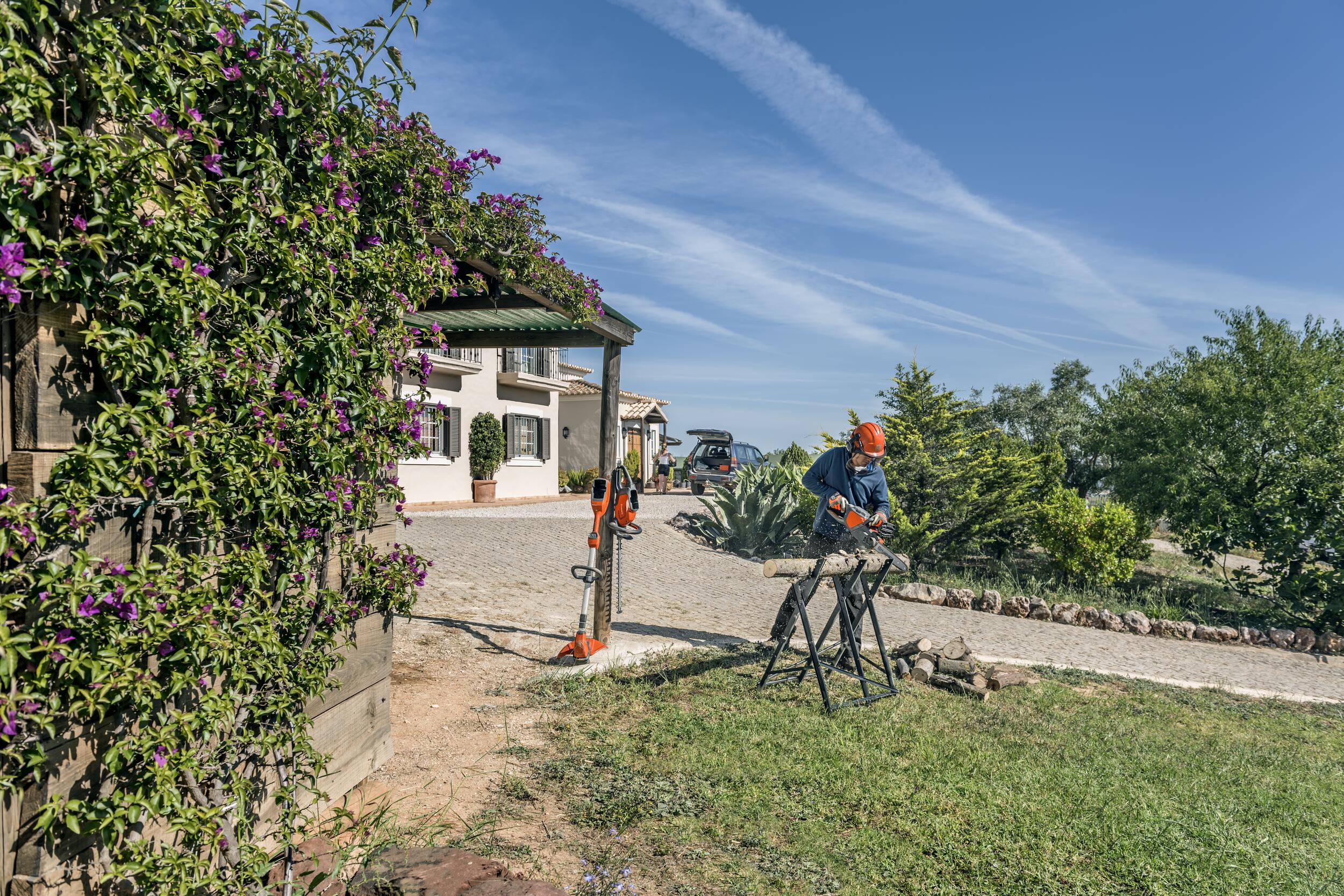 Husqvarna Set trimmer 115iL și motounealtă gard viu 115iHD45