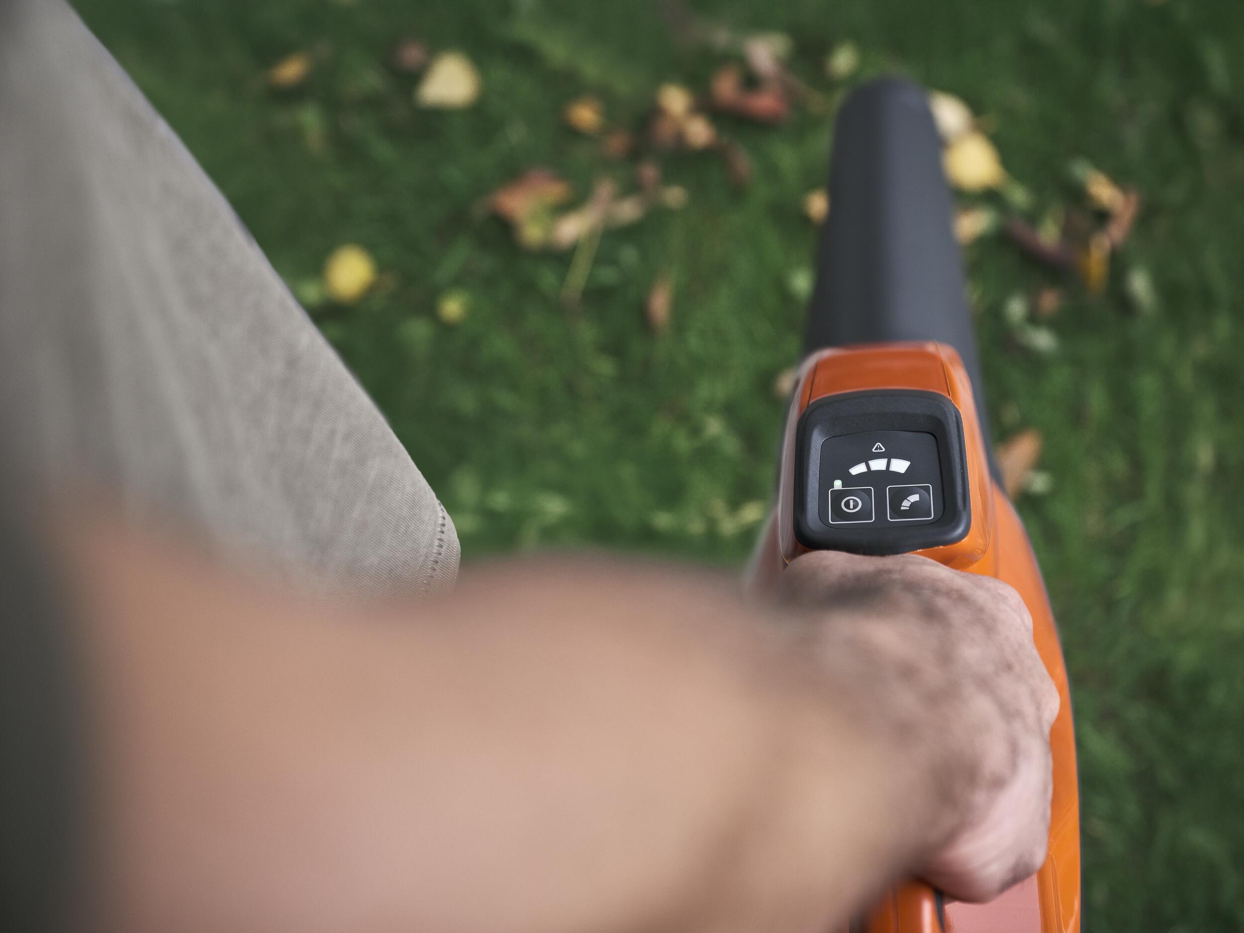 Husqvarna 120iB cu baterie și încărcător