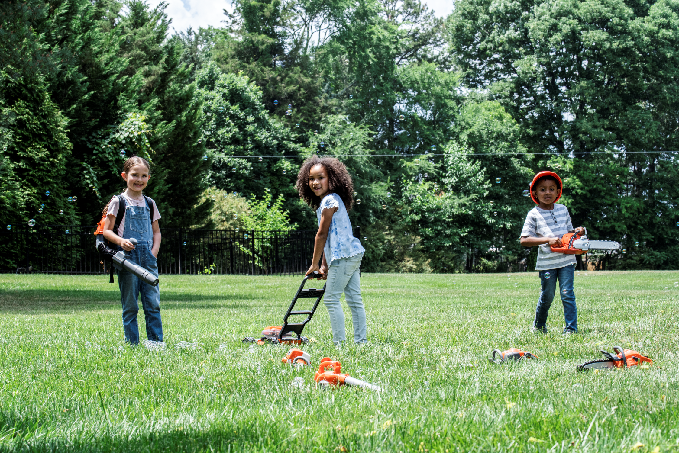 Jucărie motoferăstrău și echipament de protecție