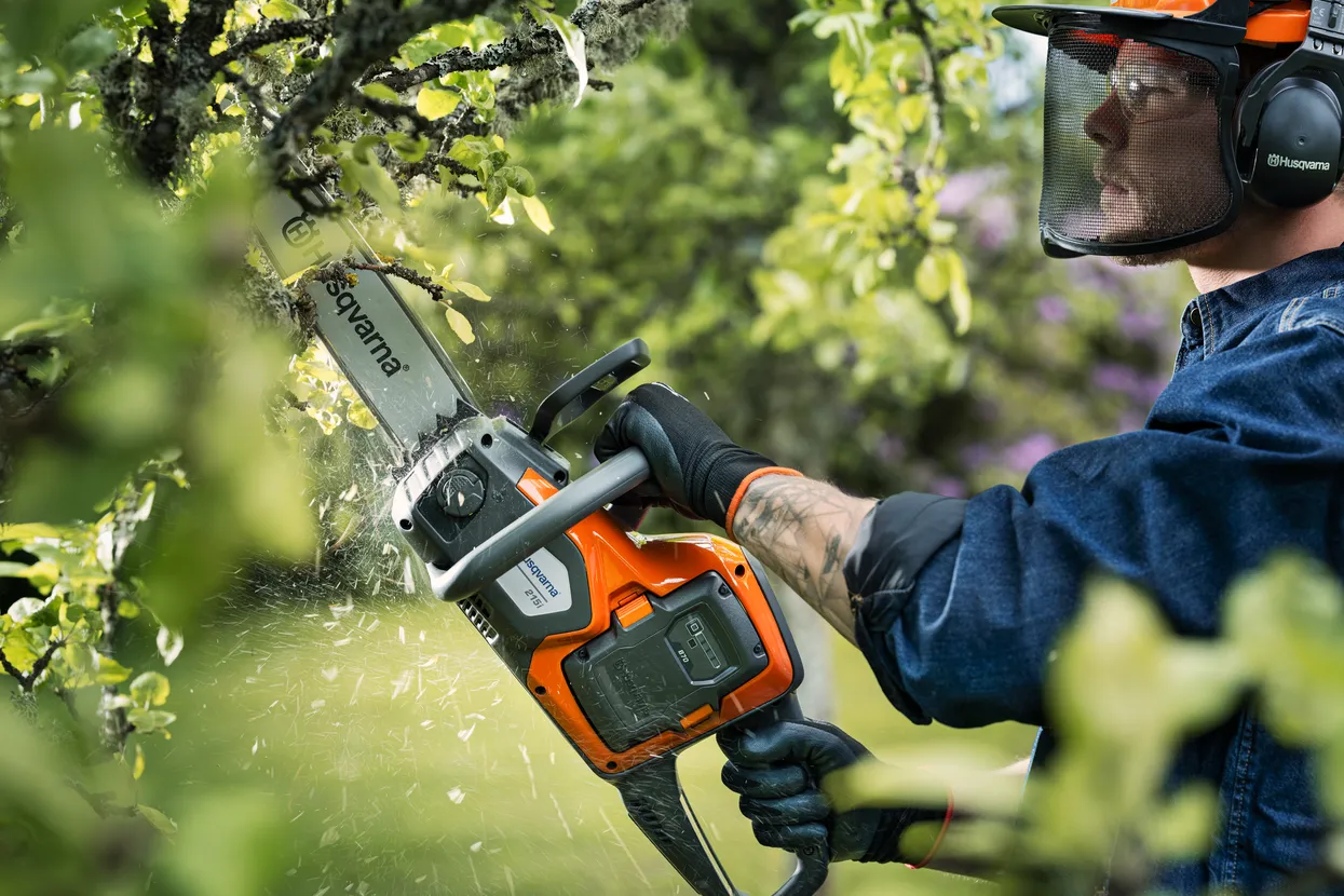 Husqvarna 215i cu acumulator și încărcător