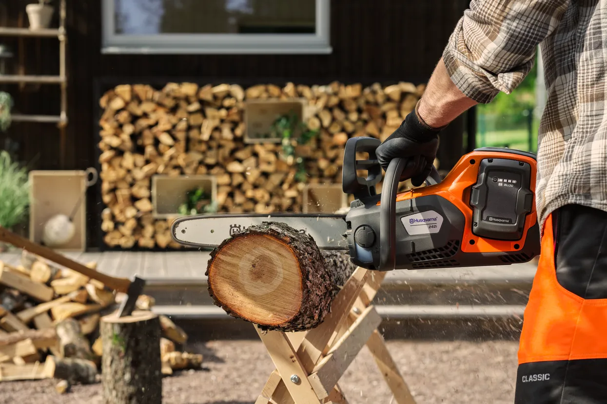 Husqvarna 242i cu acumulator și încărcător