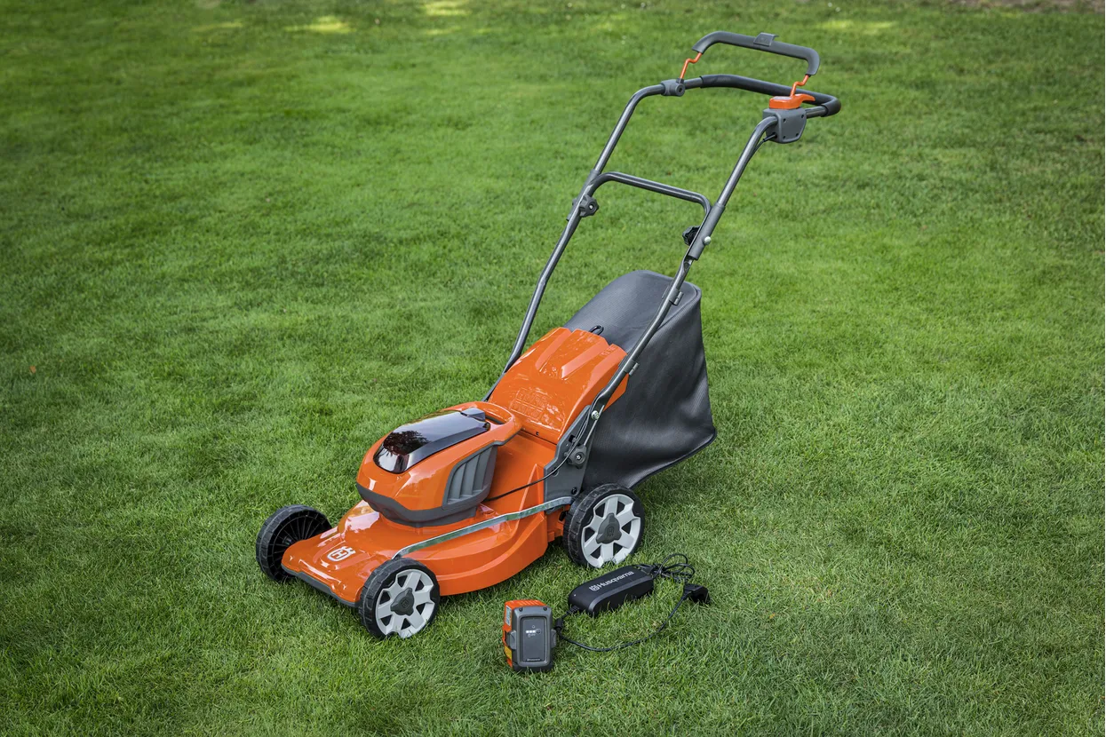 Husqvarna LC137i (nu include acumulator și încărcător)
