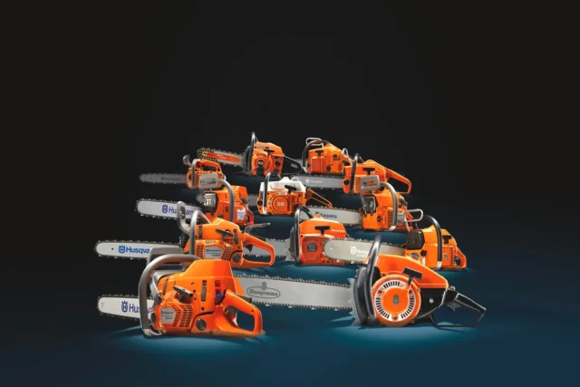 O colecție de drujbe Husqvarna afișate pe un fundal întunecat.